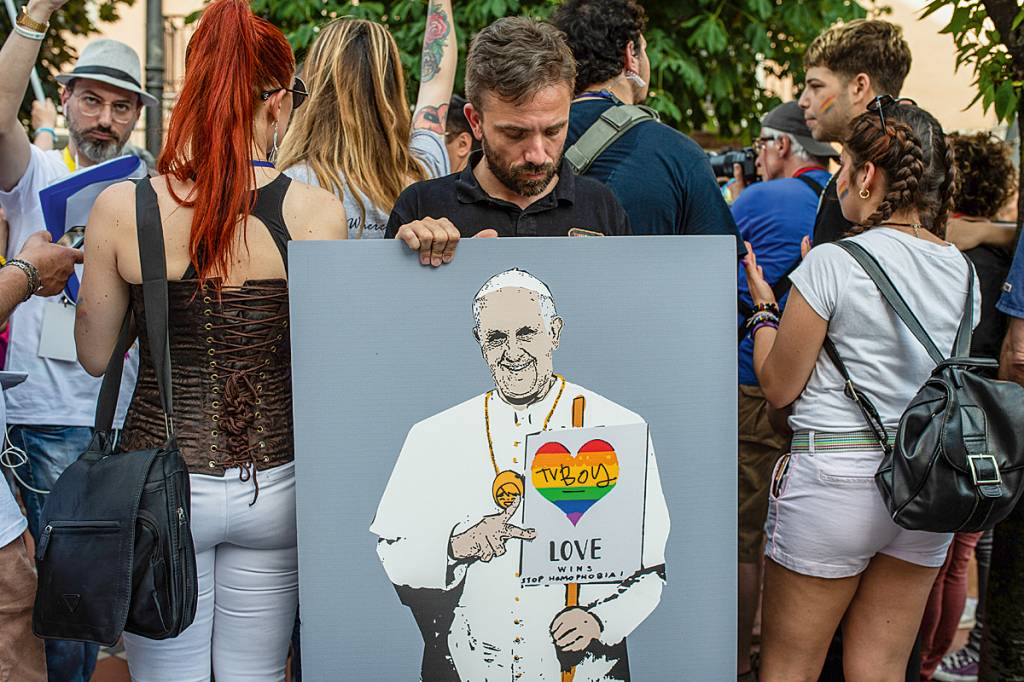 GettyImages-1156171279.jpg DIVERSIDADE - De Jorge Mario Bergoglio, como lema para o amanhã dos cultos: “Jesus ia ao encontro de gente que vivia nas periferias existenciais, e é isso o que a Igreja deveria fazer com a comunidade LGBTQIA+”.