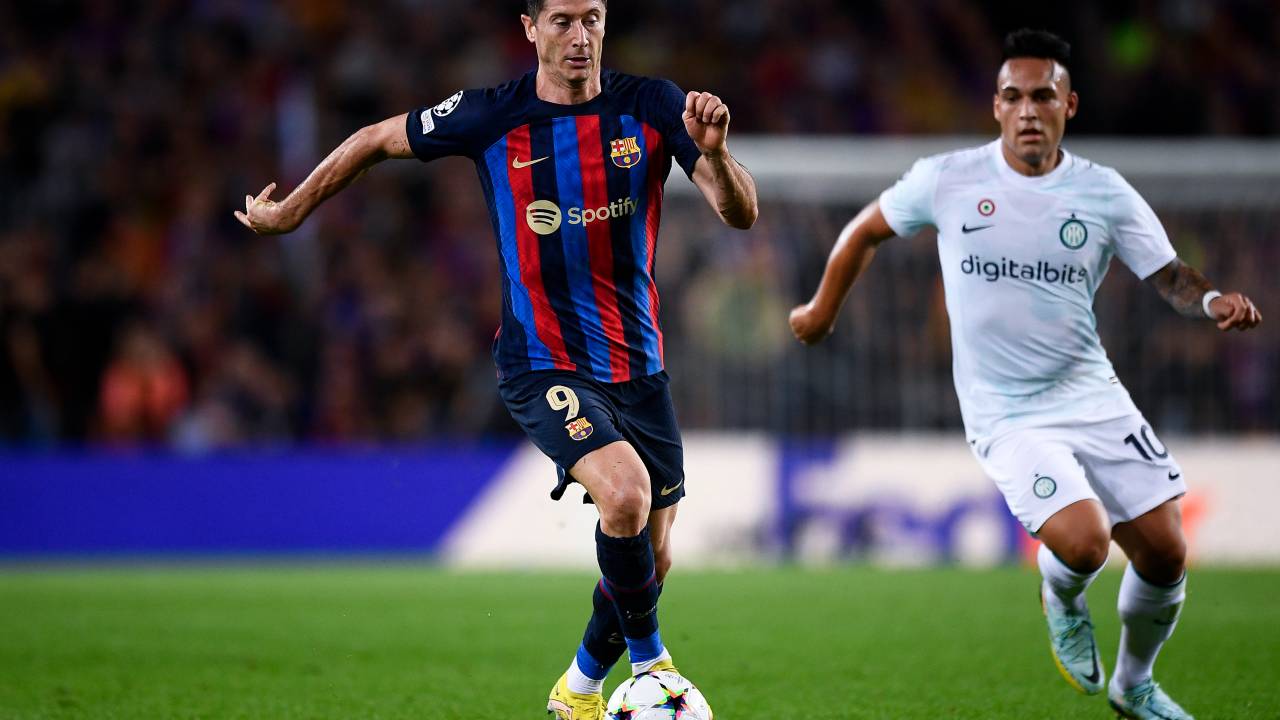 SPOTIFY CAMP NOU, BARCELONA, SPAIN - 2022/10/12: Robert Lewandowski (L) of FC Barcelona is challenged by Lautaro Martinez of FC Internazionale during the UEFA Champions League football match between FC Barcelona and FC Internazionale. The match ended 3-3 tie. (Photo by Nicolò Campo/LightRocket via Getty Images)
