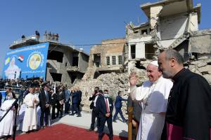 O Papa Francisco participou de uma cerimônia de oração em Mosul, Iraque, em 7 de março de 2021, perto de uma igreja em ruínas em um bairro devastado pela guerra contra o Estado Islâmico O Papa Francisco participou de uma cerimônia de oração em Mosul, Iraque, em 7 de março de 2021, perto de uma igreja em ruínas em um bairro devastado pela guerra contra o Estado Islâmico