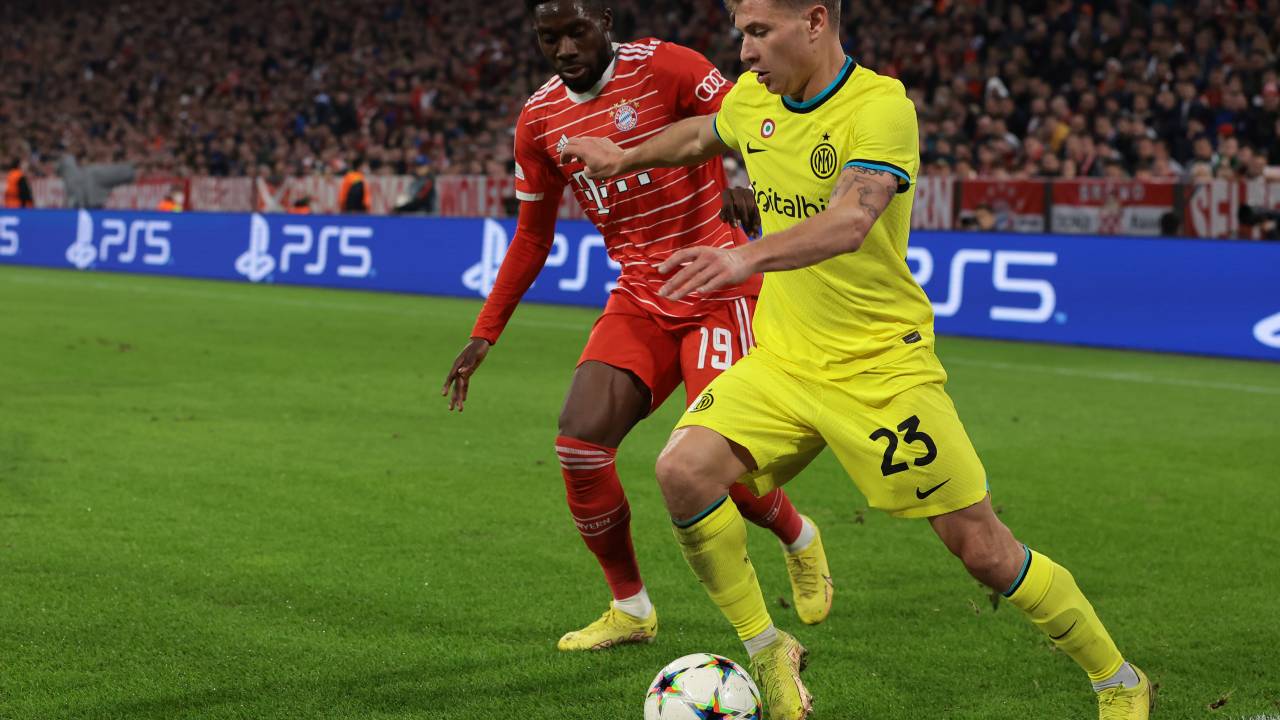 MUNICH, GERMANY - NOVEMBER 01: Nicolo Barella of FC Internazionale keeps the ball in play as he is pursued by Alphonso Davies of Bayern Munchen during the UEFA Champions League group C match between FC Bayern München and FC Internazionale at Allianz Arena on November 01, 2022 in Munich, Germany. (Photo by Jonathan Moscrop/Getty Images)