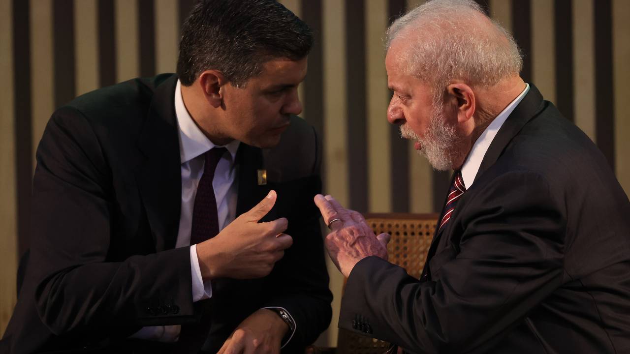 O presidente do Paraguai, Santiago Peña (à esquerda), e o presidente do Brasil, Luiz Inácio Lula da Silva (à direita). 07/12/2024