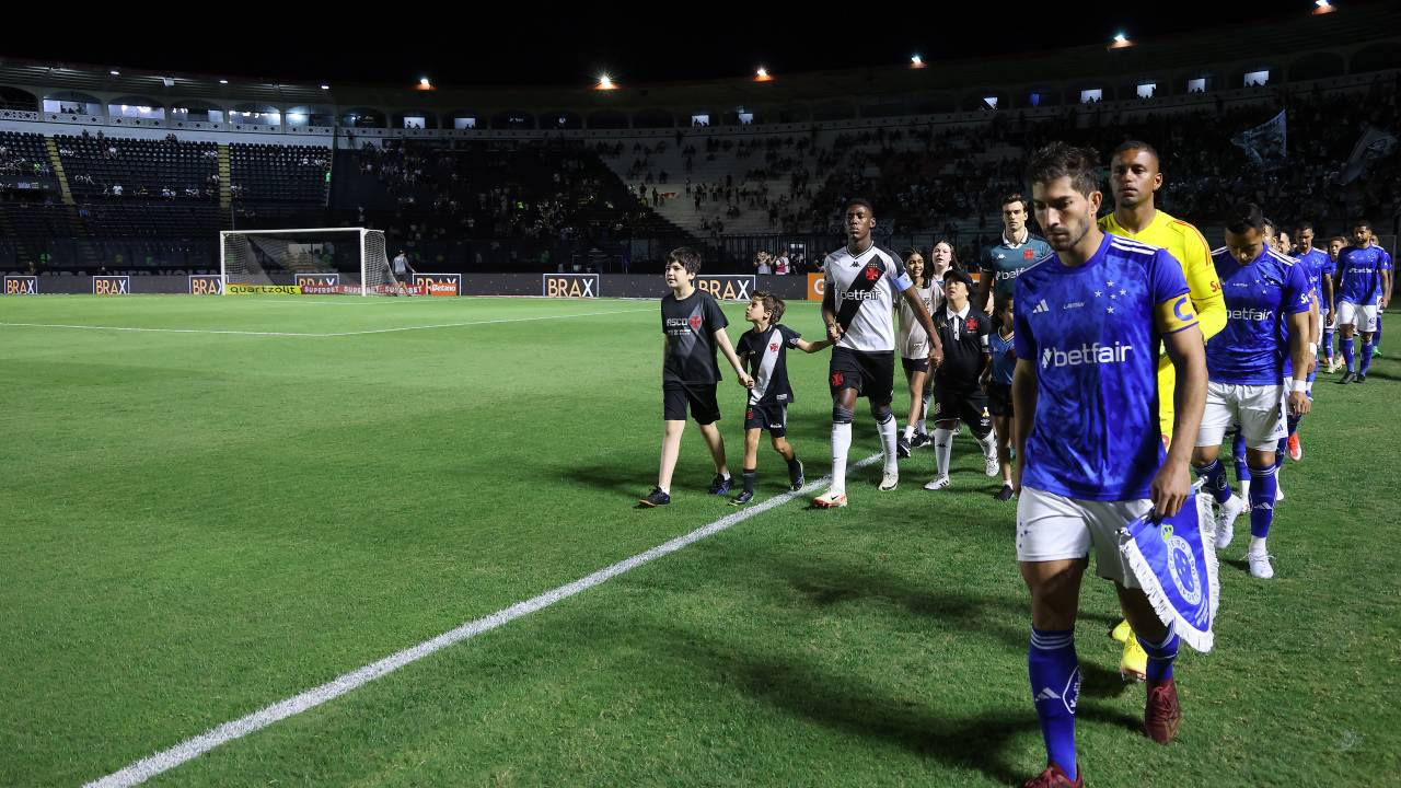RIO DE JANEIRO, BRAZIL - JUNE 16: Lucas Silva of Cruzeiro (R) leads the team as they enter the pitch alongside players from Vasco da Gama (L) prior to the match between Vasco da Gama and Cruzeiro as part of Brasileirao 2024 at Sao Januario Stadium on June 16, 2024 in Rio de Janeiro, Brazil. (Photo by Wagner Meier/Getty Images)