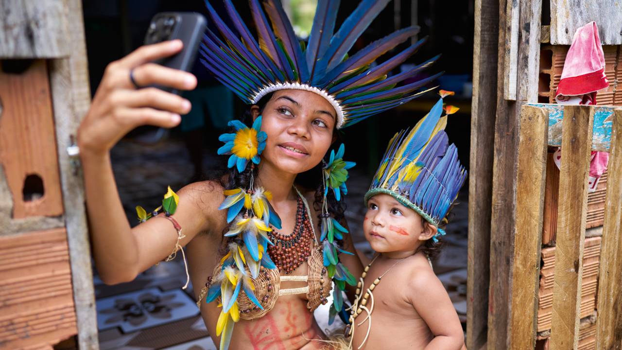 CHOQUE - Indígenas com smartphones: desinteresse pela caça e pelo cultivo