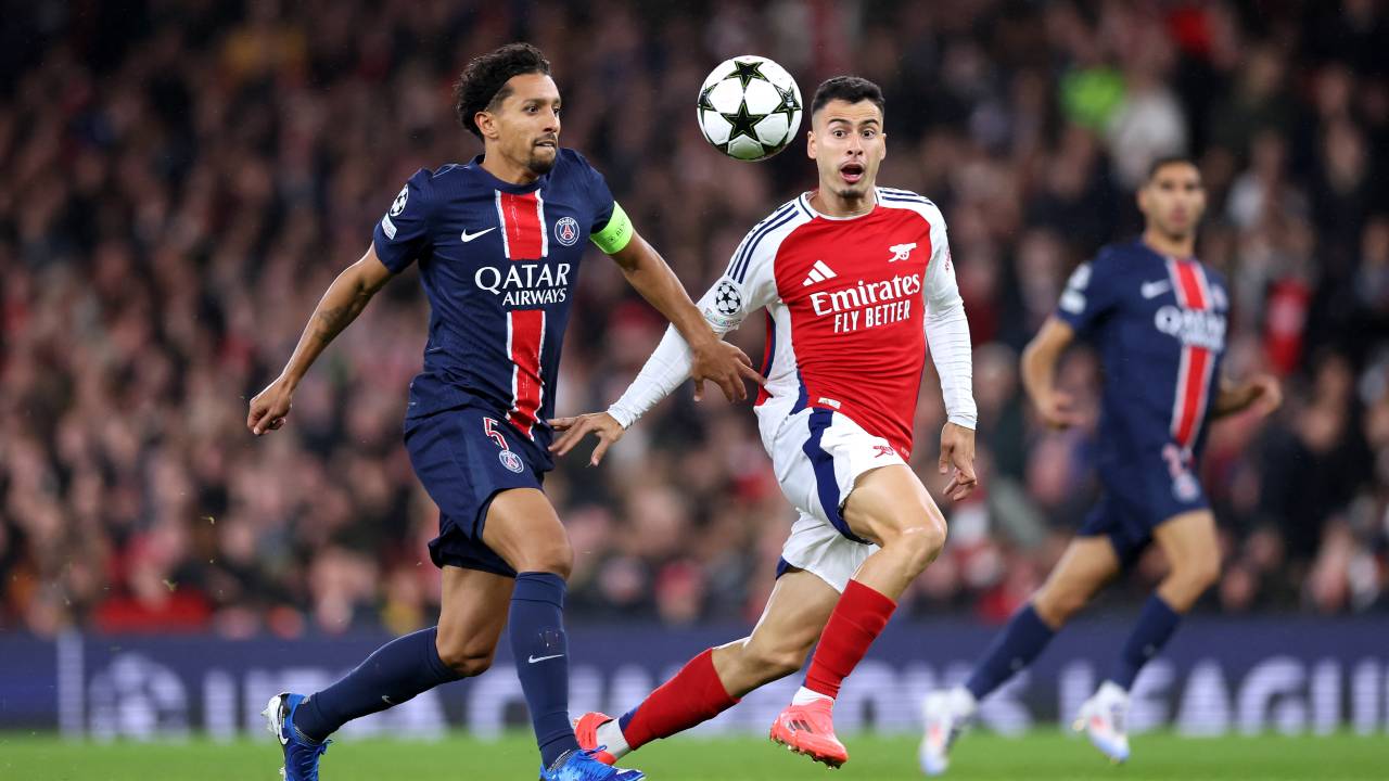 LONDON, ENGLAND - OCTOBER 01: Marquinhos of Paris Saint-Germain battles for possession with Gabriel Martinelli of Arsenal during the UEFA Champions League 2024/25 League Phase MD2 match between Arsenal FC and Paris Saint-Germain at Emirates Stadium on October 01, 2024 in London, England. (Photo by Julian Finney/Getty Images)