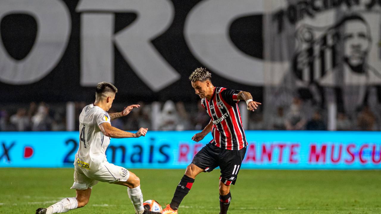 SANTOS, BRAZIL - FEBRUARY 1: Ferreira of Sao Paulo (R) and Leonardo Godoy of Santos (L) battle for the ball during the Campeonato Paulista A1 football match between Santos FC and São Paulo FC at Urbano Caldeira Stadium (Vila Belmiro) on February 1, 2025 in Santos, Brazil. (Photo by Riquelve Nata/Sports Press Photo/Getty Images)