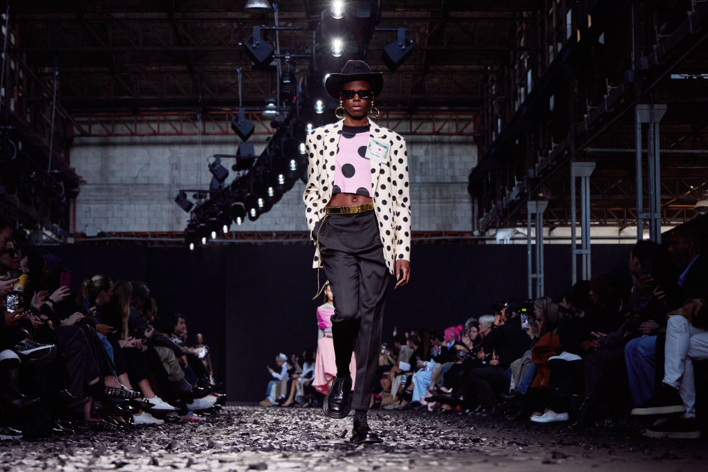 Marcas resgatam calça favorita de Princesa Diana e Kate Middleton e lançam como forte tendência fashion