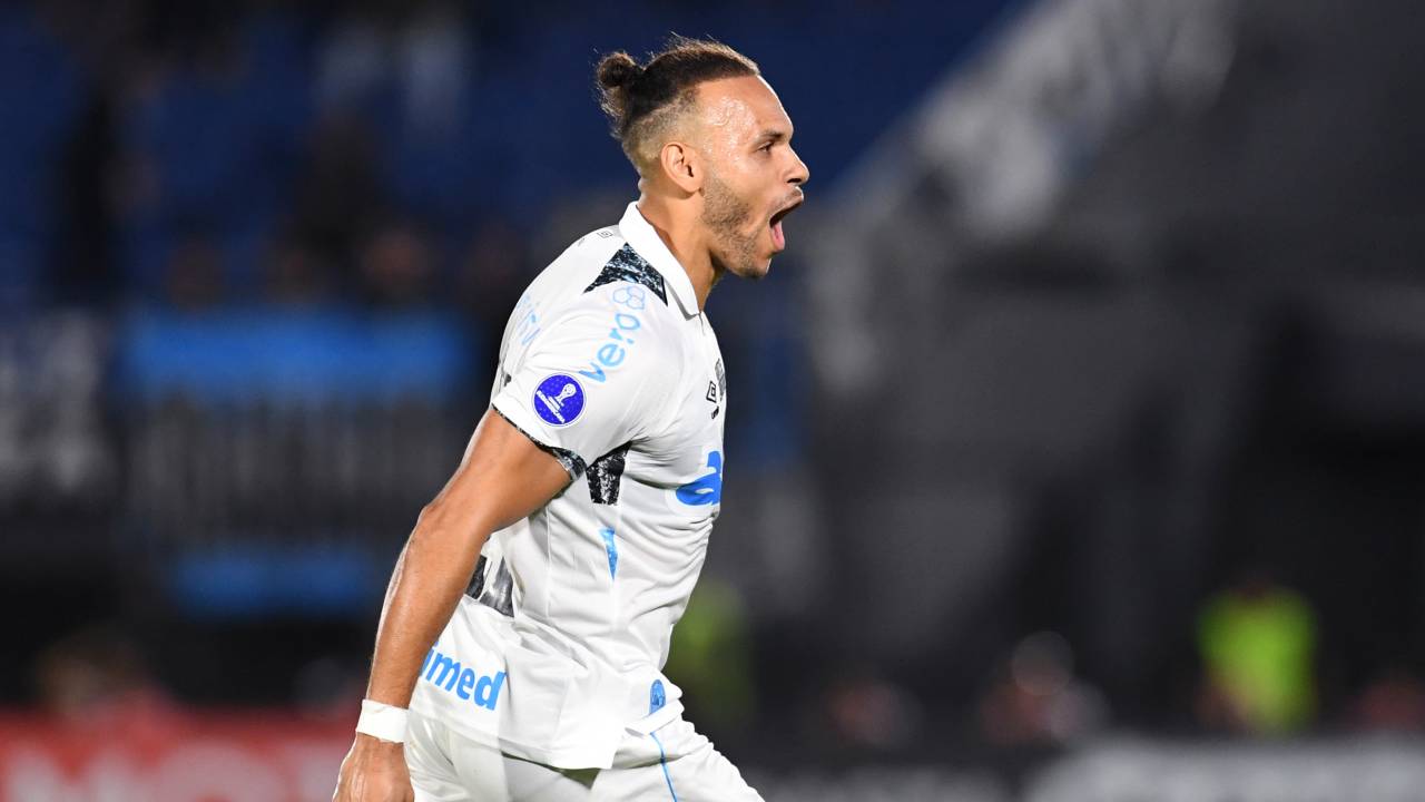 ASUNCION, PARAGUAY - APRIL 02: Martin Braithwaite of Gremio celebrates after scoring the team's second goal during the Copa CONMEBOL Sudamericana Group D match between Sportivo Luqueño and Gremio at Estadio Defensores del Chaco on April 02, 2025 in Asuncion, Paraguay. (Photo by Christian Alvarenga/Getty Images)