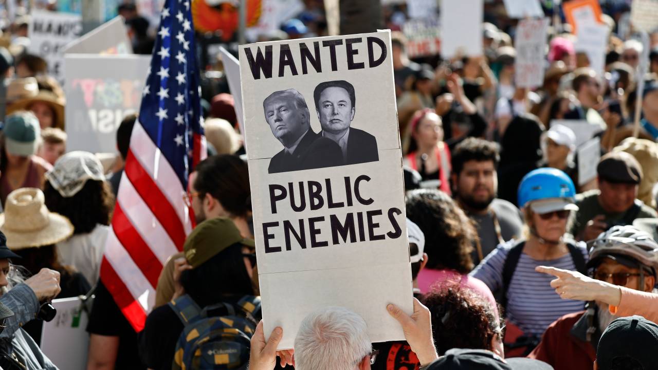 O presidente Donald Trump e o magnata Elon Musk aparecem como "inimigos públicos" em cartaz no protesto Hands Off, em Los Angeles, na Califórnia. 05/04/2025