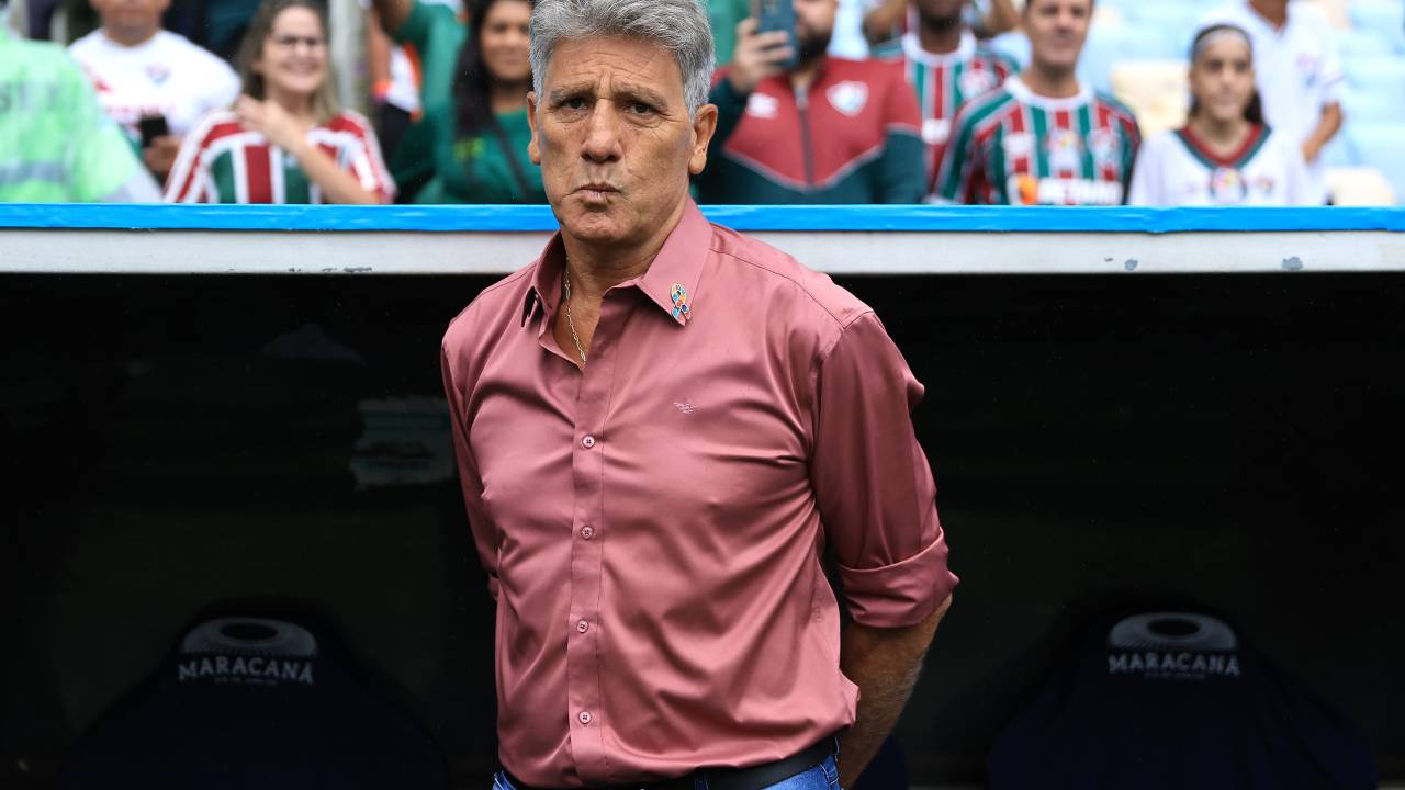 RIO DE JANEIRO, BRAZIL - APRIL 06: Renato Gaucho, head coach of Fluminense looks on prior to the match between Fluminense and Bragantino as part of Brasileirao 2025 at Maracana Stadium on April 06, 2025 in Rio de Janeiro, Brazil. (Photo by Buda Mendes/Getty Images)