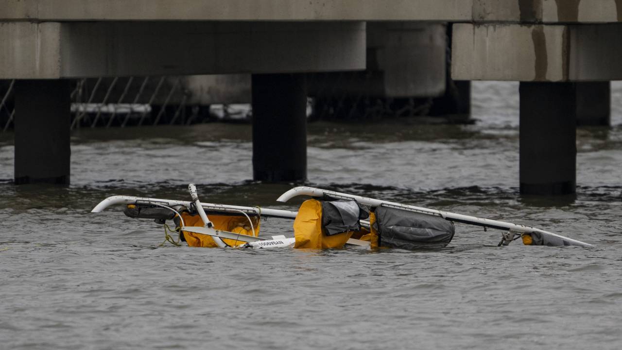 Helicóptero cai no rio Hudson, em Nova York (10/04/2025)
