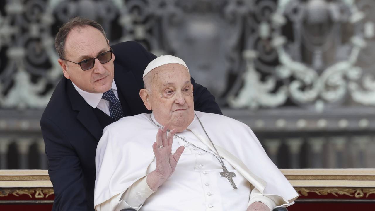 Papa Francisco e Massimiliano Strappetti na Praça de São Pedro, no Vaticano. 20/04/2025