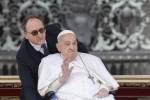 Papa Francisco e Massimiliano Strappetti na Praça de São Pedro, no Vaticano. 20/04/2025