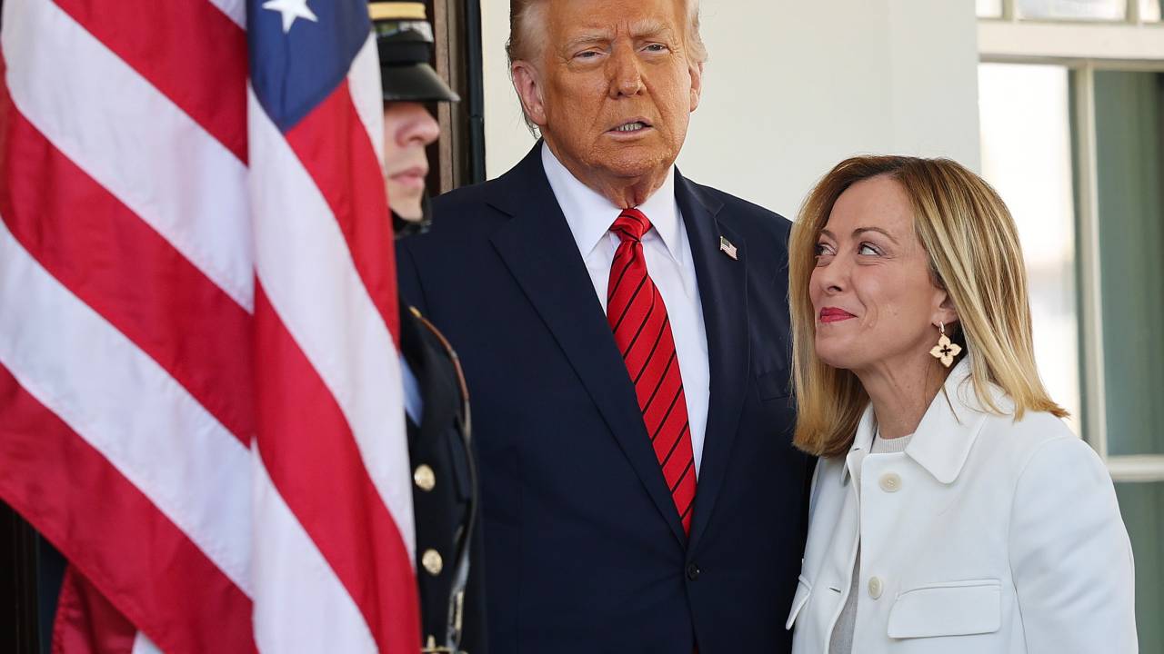 O presidente dos Estados Unidos, Donald Trump, cumprimenta a primeira-ministra italiana, Giorgia Meloni, do lado de fora da Ala Oeste da Casa Branca, em Washington, DC. 17/04/2025