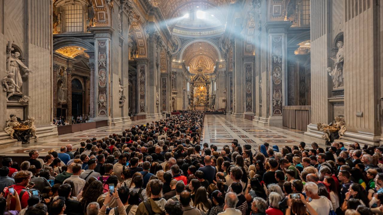 Fiéis passam em procissão pelo caixão aberto do falecido Papa Francisco na Basílica de São Pedro. O Papa Francisco morreu aos 88 anos e será sepultado no sábado, 26 de abril de 2025