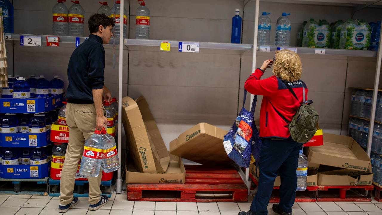 Madrilenhos esgotam estoques de água para se manterem abastecidas durante a queda de energia nesta segunda-feira, 28 de abril de 2025