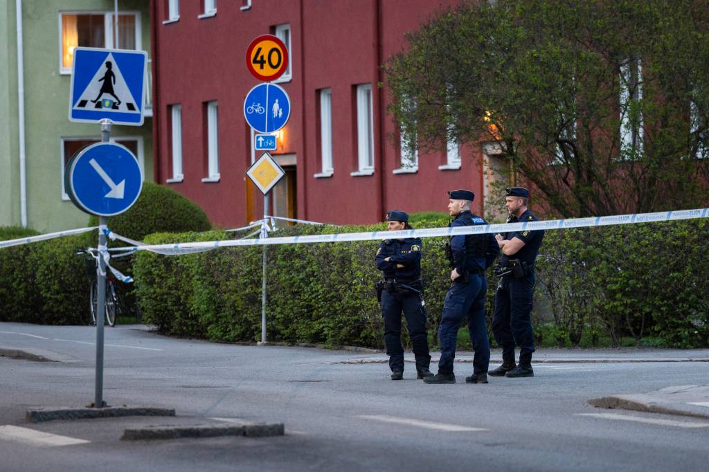 Jovem de 18 anos é preso como suspeito de tiroteio que deixou três mortos na Suécia
