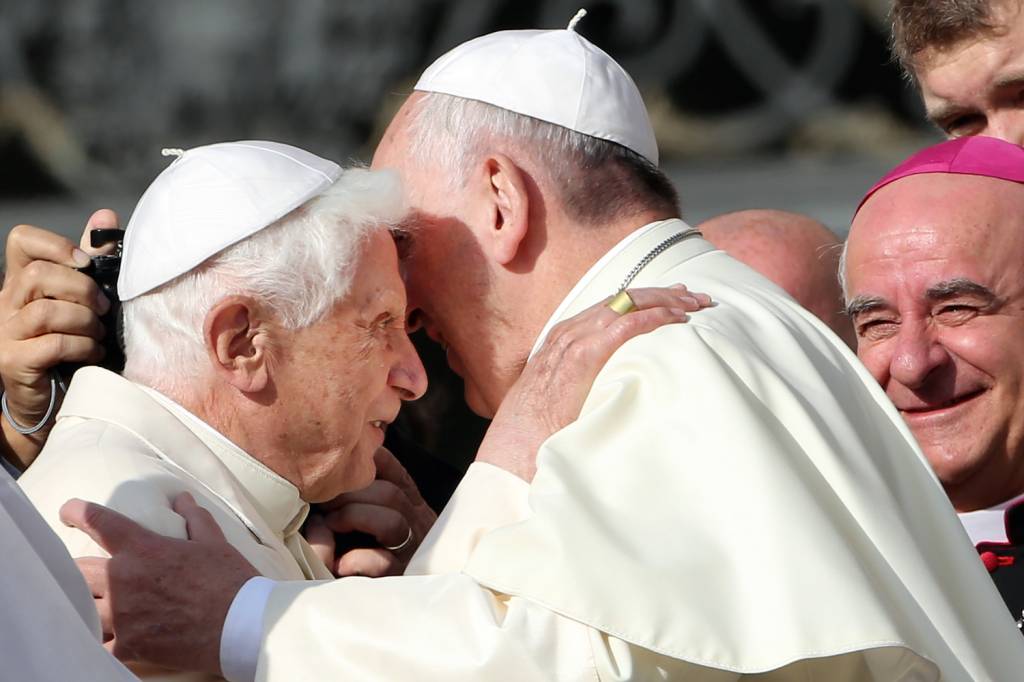 GettyImages-456252654.jpg HISTÓRIA - O encontro com o papa emérito Bento XVI, que renunciou em 2013 depois de oito anos: momento raro de convivência entre dois santos padres.