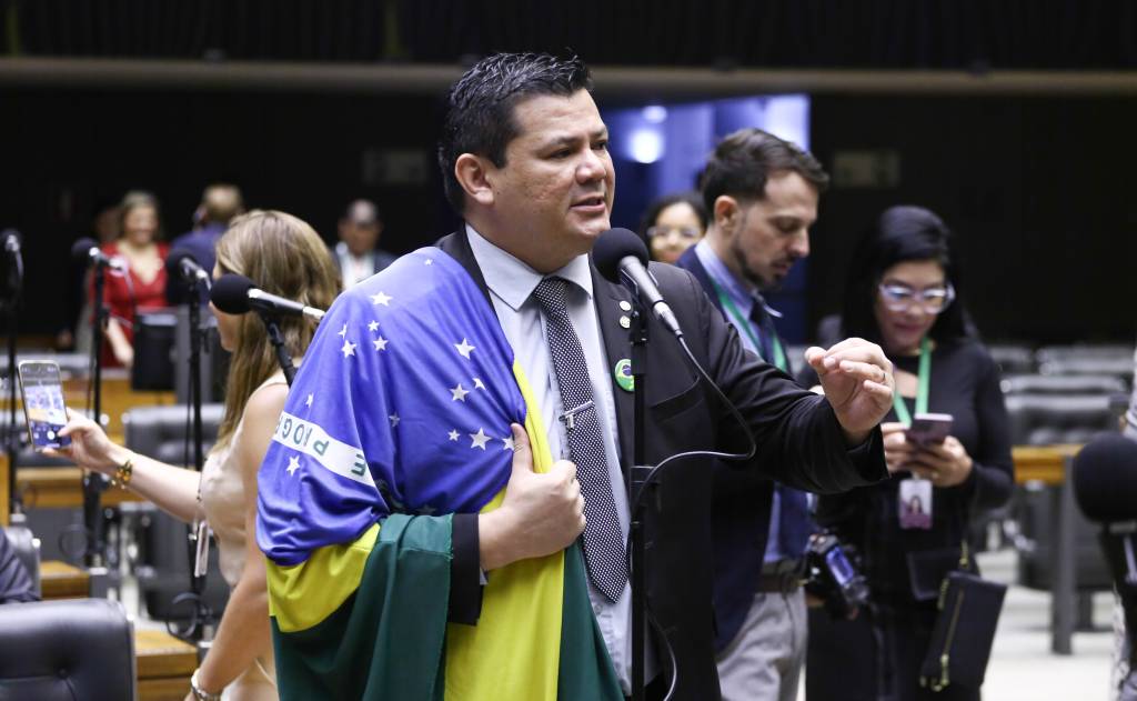 Hugo Motta assina suspensão de deputado bolsonarista que ofendeu Gleisi