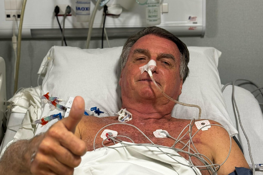 Bolsonaro posta foto em hospital no RN e diz que não precisará de cirurgia