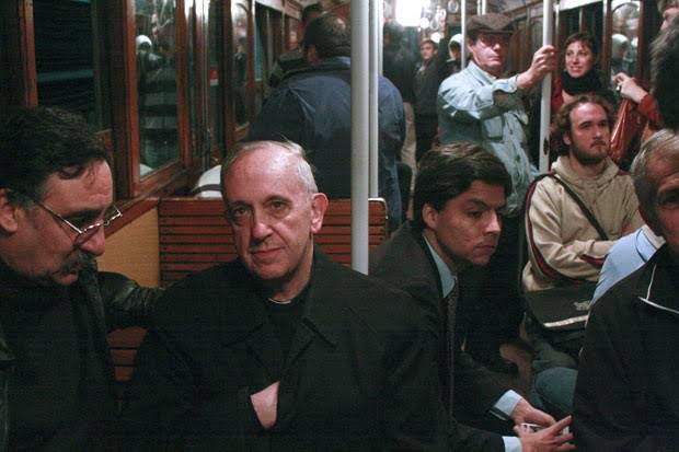 Cardeal Jorge Mario Bergoglio e futuro papa Francisco no metrô de Buenos Aires em 2008.