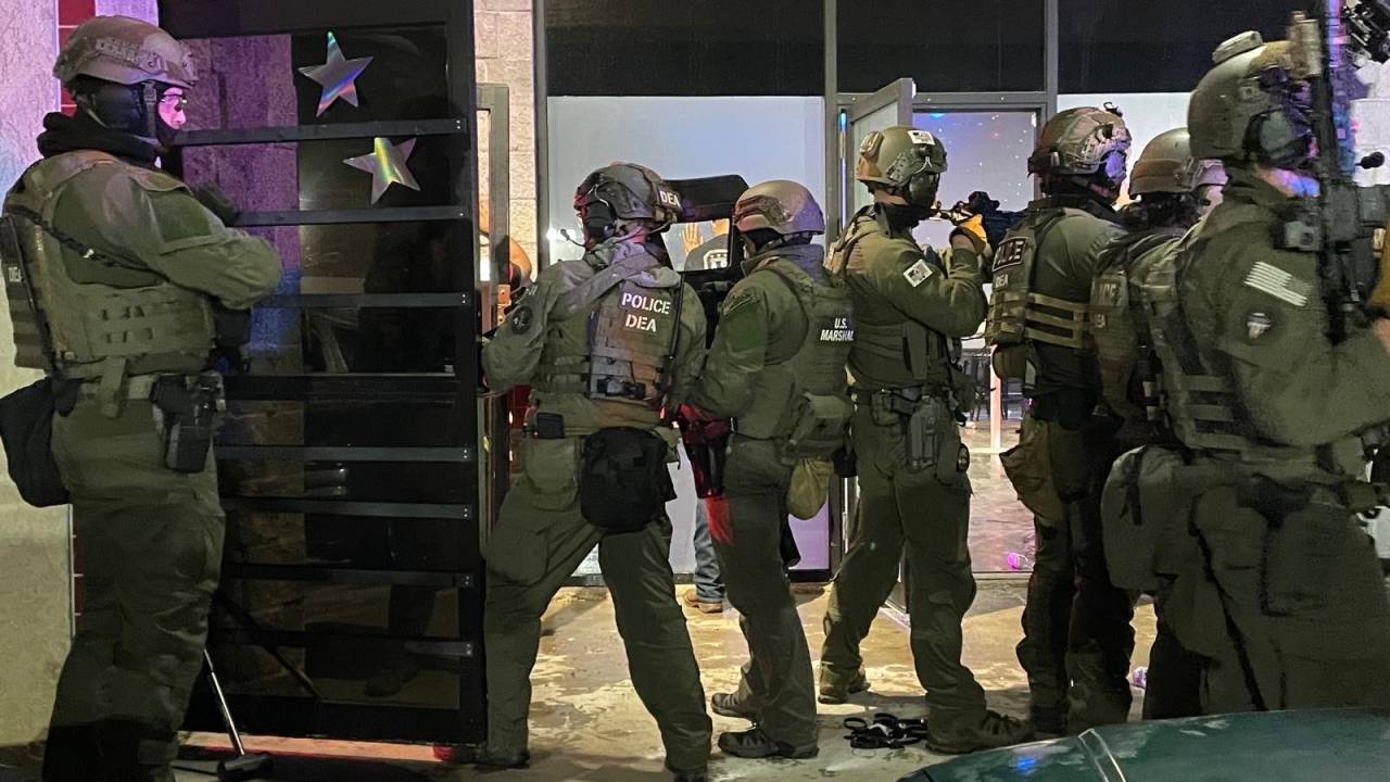 Agentes federais dos EUA invadem boate em Colorado Springs.
