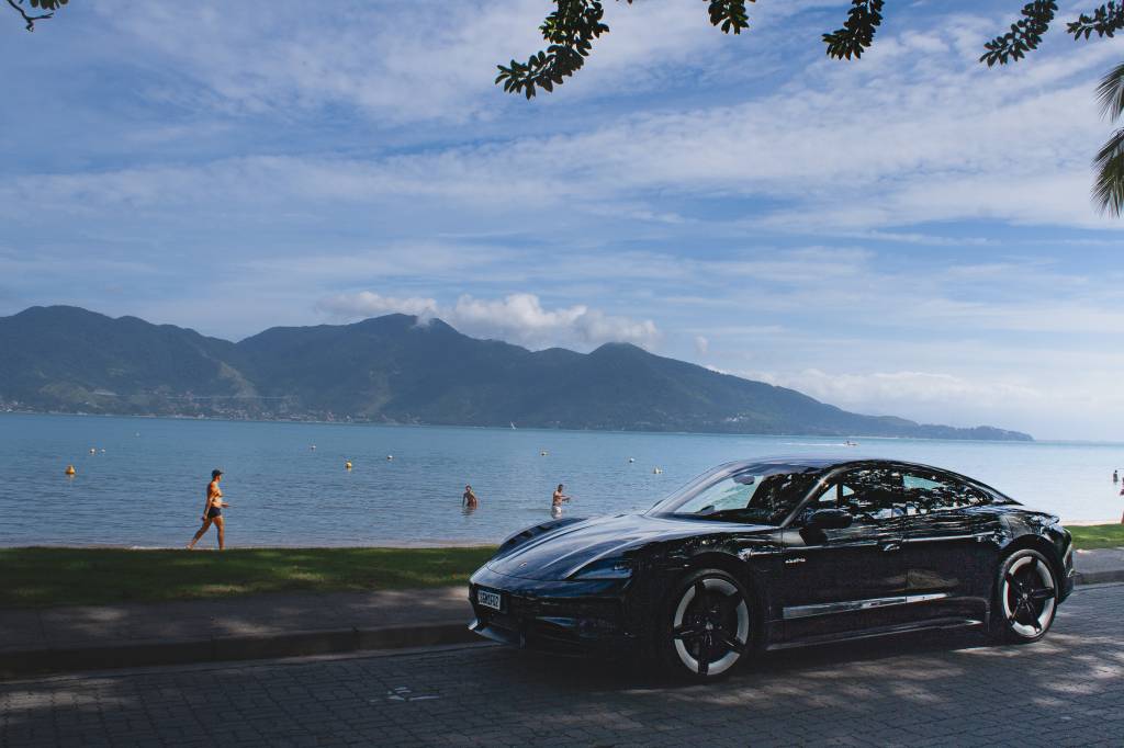 Do asfalto à ilha: como é a viagem de SP a Ilhabela com carro elétrico