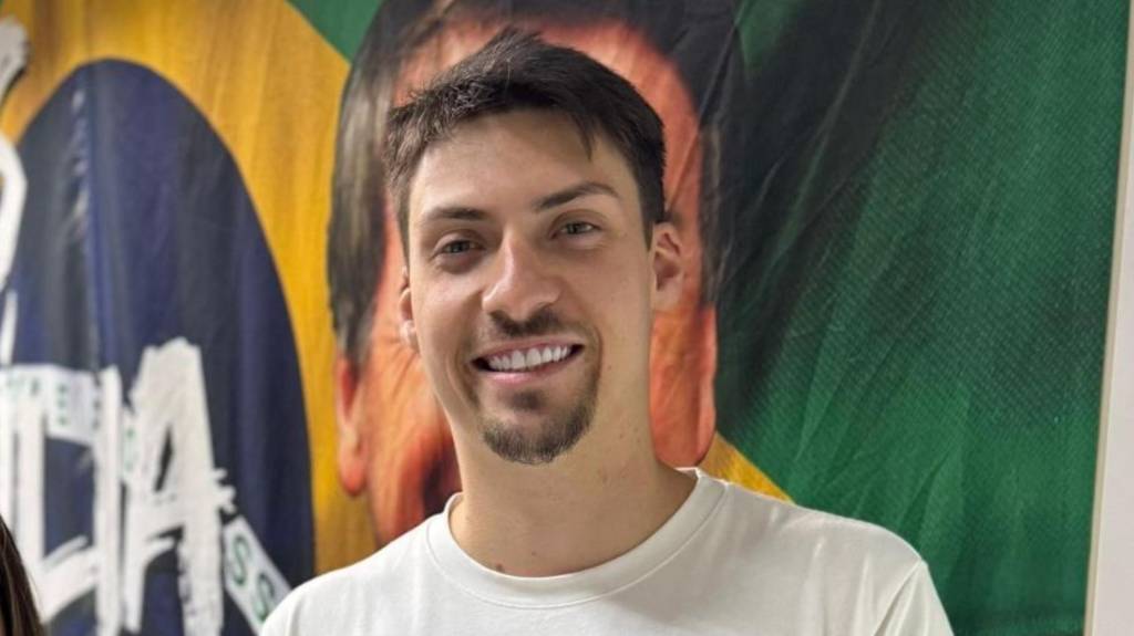 Debutando como político, Jair Renan repete o discurso do pai e dos irmãos