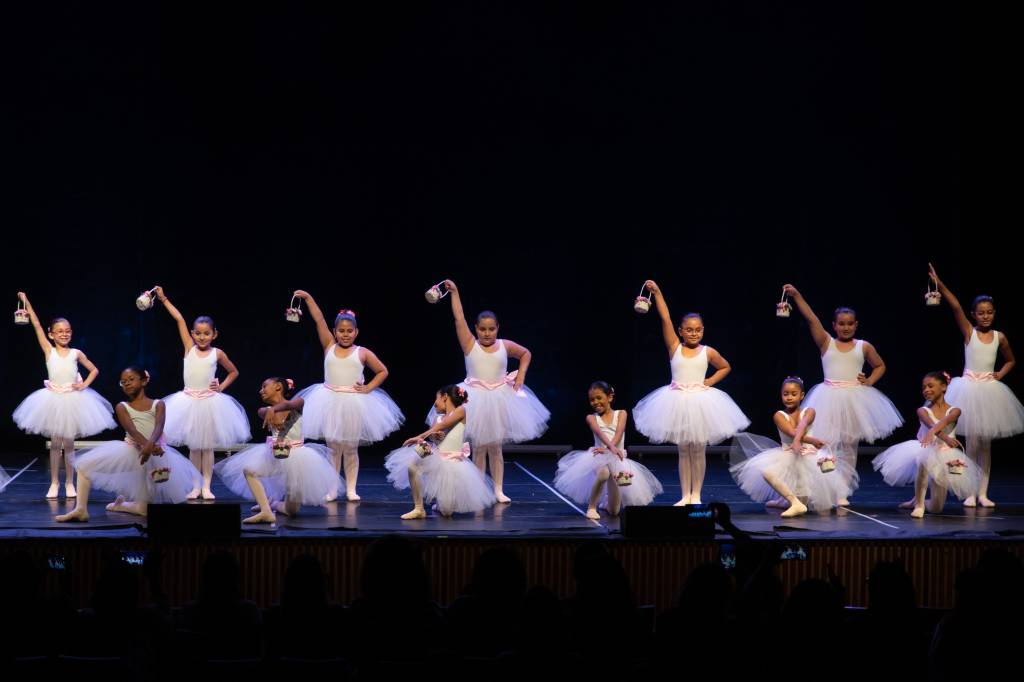 Companhia de balé seleciona novos alunos para projeto social no Rio