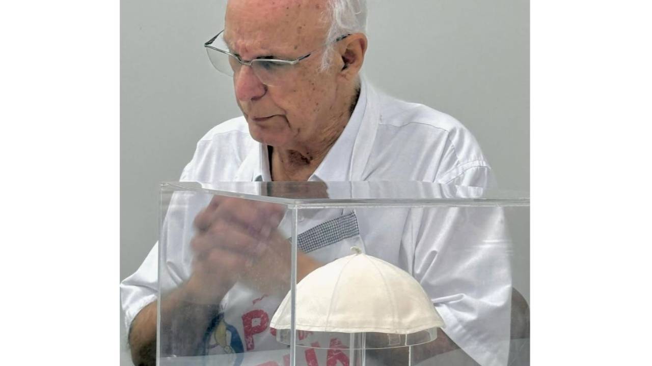 Padre Júlio exibe presente do papa Francisco ao lamentar morte do pontífice