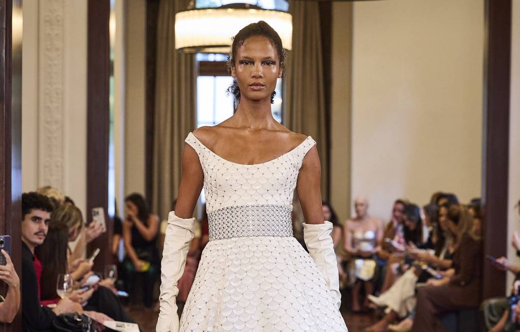 Noiva e animal print em couro: Patrícia Viera é aplaudida de pé após desfile de luxo