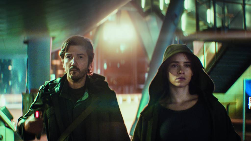 ANDOR SEASON 2 EM CENA - Como Andor (à esq.): estampa de autêntico homem comum