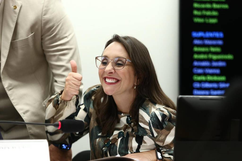 Projeto que proíbe bloqueio do WhatsApp avança na Câmara