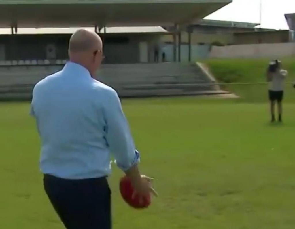 VÍDEO: Líder da oposição da Austrália atinge cinegrafista de TV em ‘pontapé’ da campanha