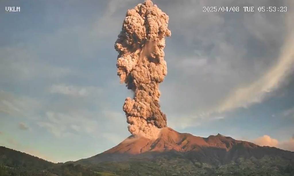 Um dos vulcões mais ativos das Filipinas entra em erupção; veja vídeo