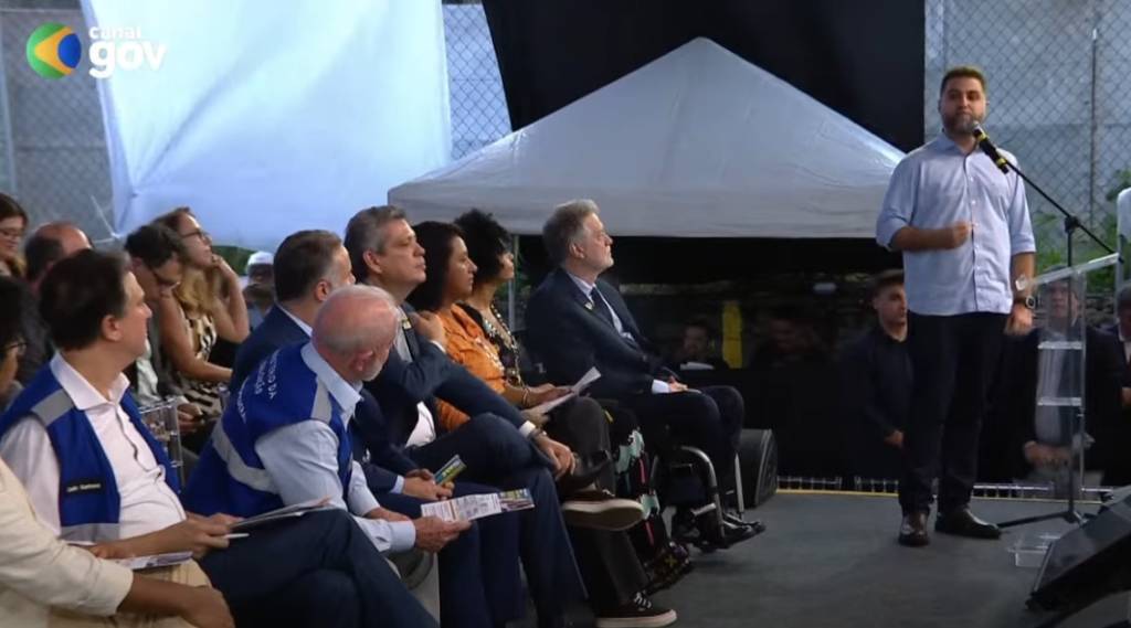 Filho de Garotinho, prefeito é vaiado em evento com Lula no RJ