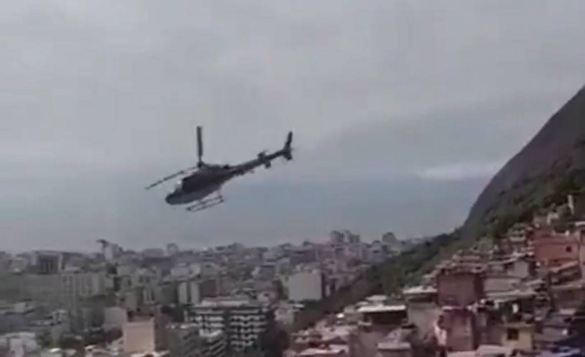 Helicóptero da Polícia Civil participa de operação na Zona Sul que busca assassinos de policial