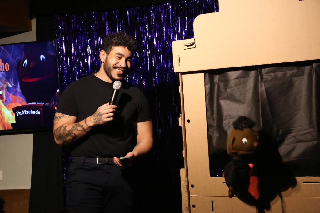 Ex-evangélico, comediante faz rir com ‘pastor-fantoche’