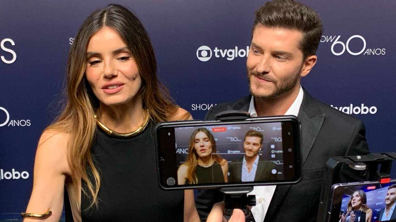 Camila Queiroz e Klebber Toledo