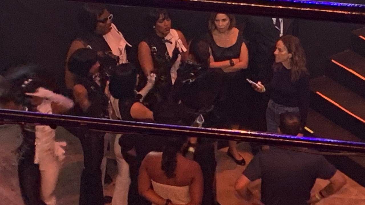 Ivete Sangalo passando coreografia com bailarinos enquanto Roberto Carlos cantava