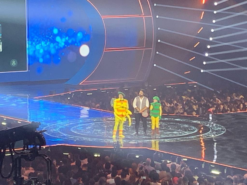 Fábio Porchat e Tatá Werneck zombam de Cauã Reymond em festa da Globo