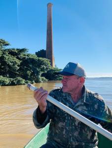 Paulo Würdig, pai do ambientalista John Würdig, com seu barco durante as enchentes