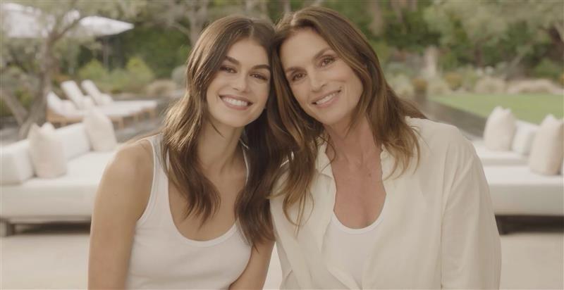 A top Cindy Crawford e a filha Kaia, também modelo