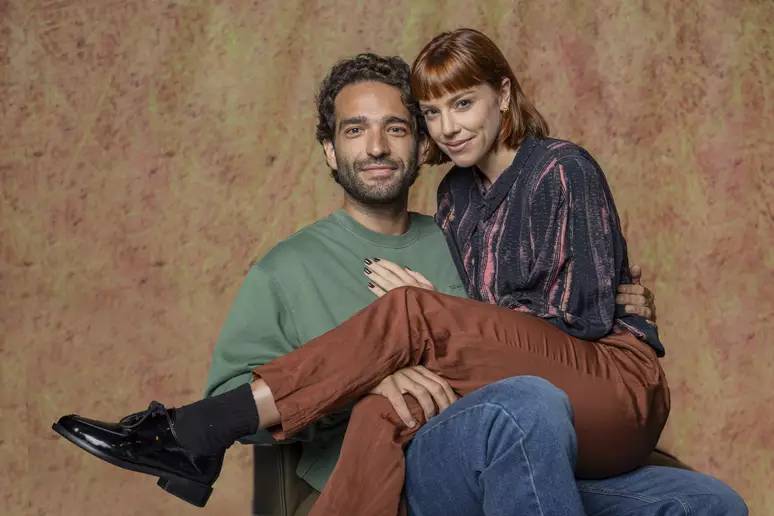 Alice Wegmann com Humberto Carrão: visual anos 1980 com franja e tiaras