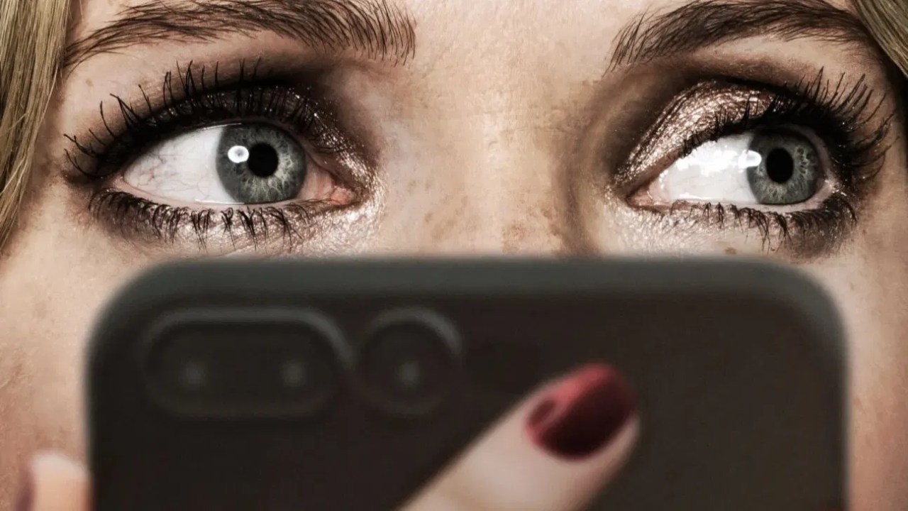 Em 'Drop', uma mãe solteira é obrigada a cometer atrocidades via celular