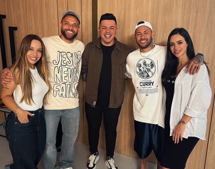 Neymar e Bruna com convidados de culto religioso em mansão
