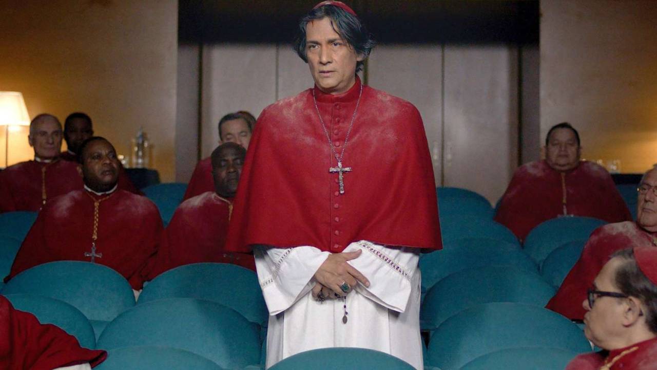 Cardeal Benitez (Carlos Diehz): no filme o personagem é mexicano, no livro ele é filipino -