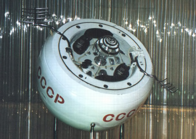 Réplica de exposição do módulo de descida da sonda Venera 8, irmã da Kosmos 482. Lançada quatro dias antes, a Venera 8 foi bem-sucedida em sua missão e chegou a Vênus.
