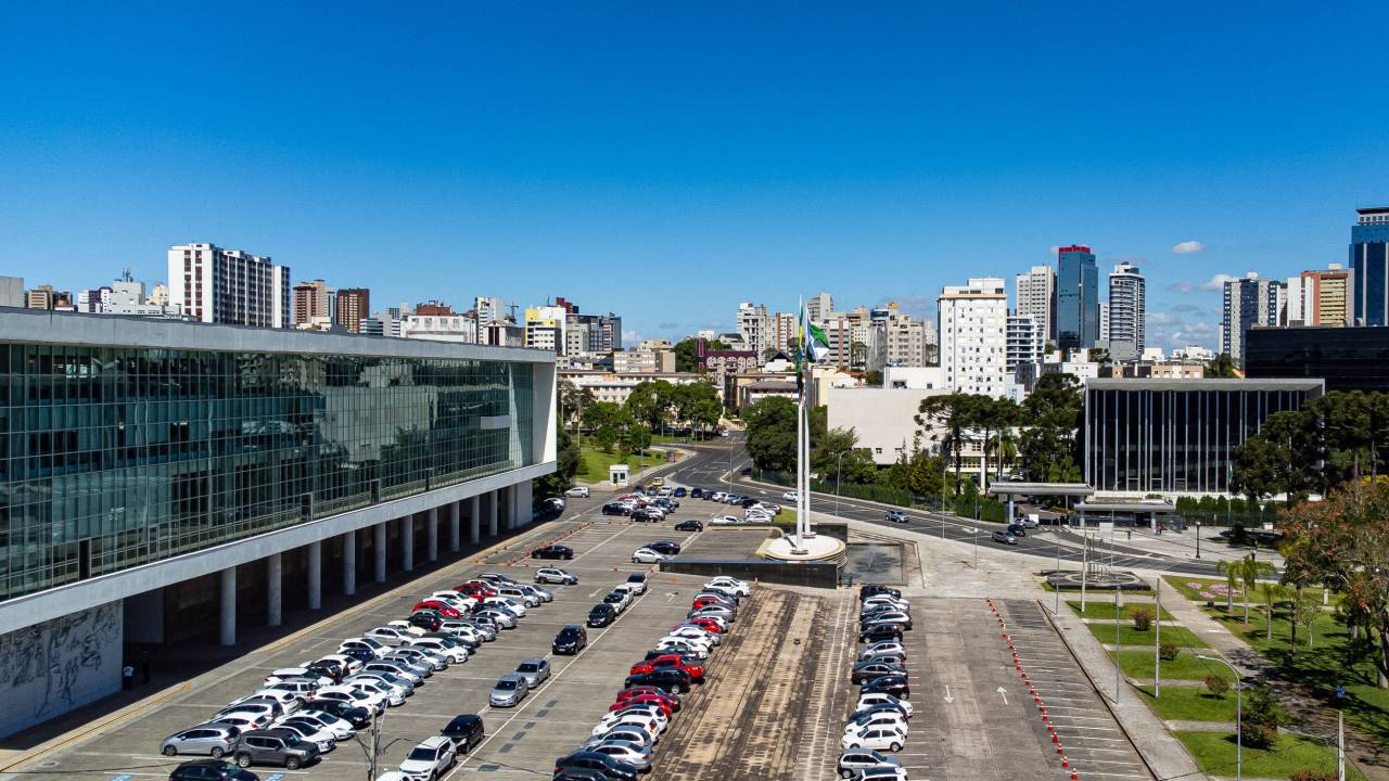 Vista aérea do Palácio Iguaçu, em Curitiba, com a Assembleia Legislativa do Paraná (Alep) ao fundo