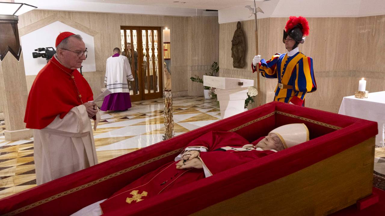 Papa Francisco em seu caixão, em foto divulgada pelo Vaticano nesta terça-feira, 22 de abril de 2025.