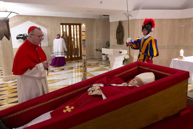Papa Francisco em seu caixão, em foto divulgada pelo Vaticano nesta terça-feira, 22 de abril de 2025.